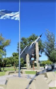 monumento malvinas en villa carlos paz club argentino de servicio cas